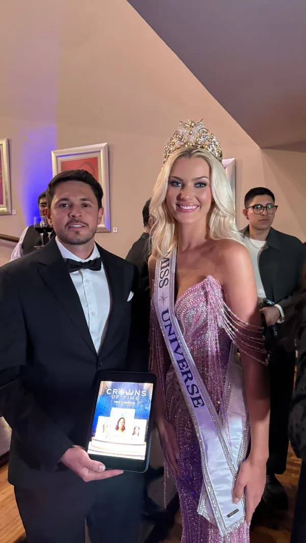 Felipe presenting Crowns of Time NFT to Miss Universe winner